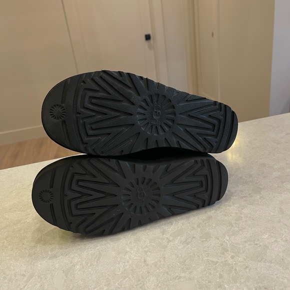 New UGG Women’s Black Classic Mini II Boot, Size 6 - Picture 13 of 13